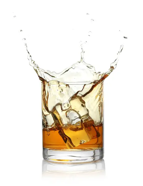 白い背景にガラスから飛び出るウイスキー — ストック写真