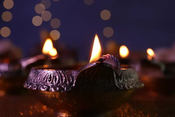 Celebração Diwali Lâmpada Diya Mesa Contra Luzes Embaçadas Close — Fotografia de Stock