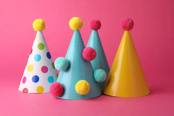 Mooie Party Hoeden Met Pompons Roze Achtergrond — Stockfoto