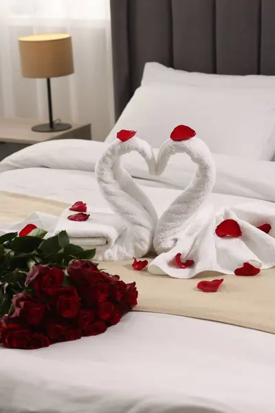 Huwelijksreis Zwanen Gemaakt Van Handdoeken Mooie Rode Rozen Bed Kamer — Stockfoto