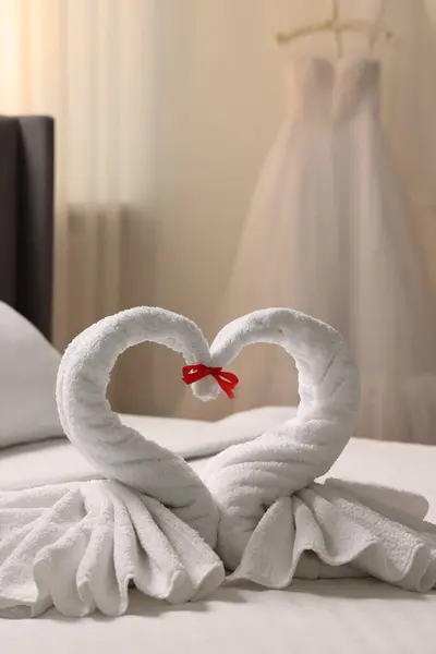 Huwelijksreis Zwanen Gemaakt Van Handdoeken Bed Kamer — Stockfoto