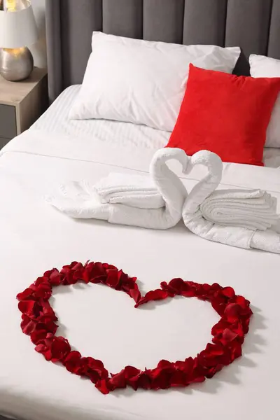 Huwelijksreis Zwanen Gemaakt Met Handdoeken Hart Van Mooie Rozenblaadjes Bed — Stockfoto