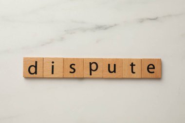 Beyaz mermer masa üzerinde kelime tartışması içeren kareler, üst görünüm