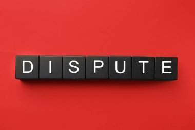 Kırmızı arkaplanda kelime anlaşmazlığı olan siyah küpler, üst görünüm