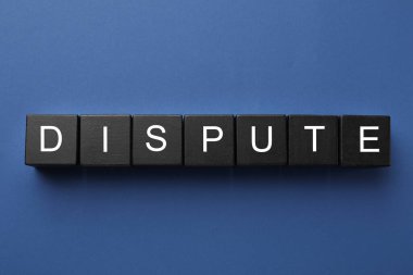 Mavi arkaplanda kelime anlaşmazlığı olan siyah küpler, üst görünüm