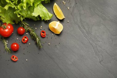 Yemek pişirme konsepti. Siyah masada farklı ürünler, yakın çekim. Metin için boşluk