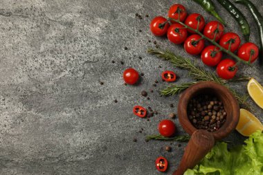Yemek pişirme konsepti. Tahta harç ve gri desenli masa üzerinde farklı ürünler. Metin için boşluk