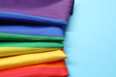 Açık mavi arka planda gökkuşağı LGBT bayrağı, yakın plan. Metin için boşluk