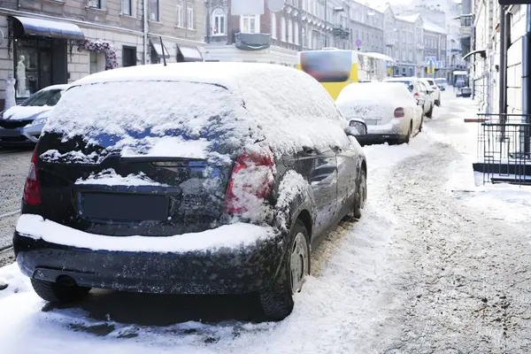 Ścieżka Pokryta Śniegiem Zaparkowanymi Samochodami Ulicy Miasta Zimie — Zdjęcie stockowe