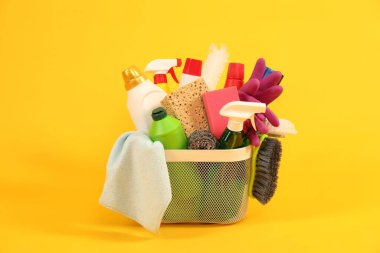 Sarı arkaplanda farklı temizlik ürünleri