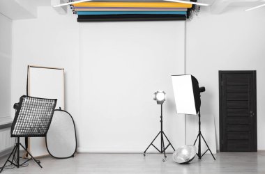 Stüdyoda beyaz fotoğraf ve profesyonel ışıklandırma ekipmanları
