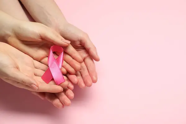 Brustkrebs Bewusstsein Frauen Mit Rosa Schleife Auf Farbigem Hintergrund Draufsicht — Stockfoto