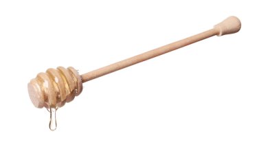 Beyaz arka planda doğal bal damlıyor.