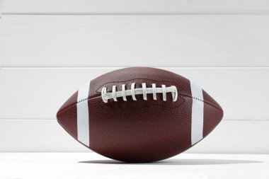 Beyaz ahşap arka planda Amerikan futbol topu