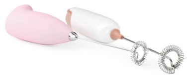 İki süt köpüklü değnek beyaz üzerinde izole