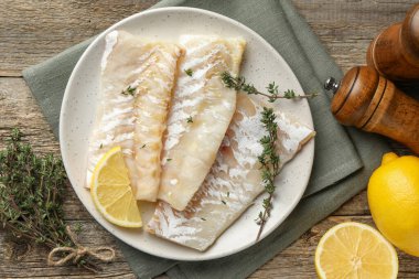 Tahta masada kekik ve limonlu taze çiğ morina filetosu.