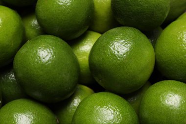 Arka plan olarak pek çok taze limon, yakın plan