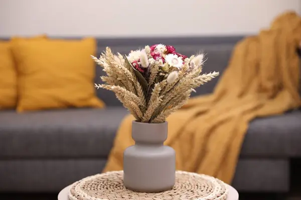 집에서 테이블에 꽃병에 스피클레트의 꽃다발 — 스톡 사진