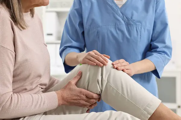 Arthritis Symptoms Doctor Examining Patient Knee Pain Hospital Closeup — Stock Photo, Image