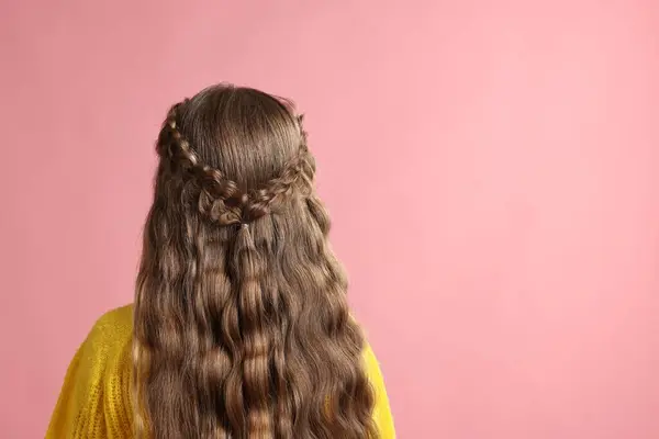 Маленька Дівчинка Плетеним Волоссям Рожевому Тлі Вид Ззаду Простір Тексту — стокове фото