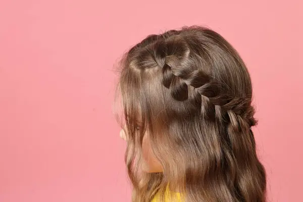 Мила Дівчинка Плетеним Волоссям Рожевому Фоні Простір Тексту — стокове фото