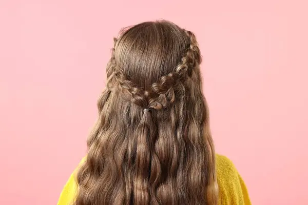 Маленька Дівчинка Плетеним Волоссям Рожевому Тлі Вид Ззаду — стокове фото