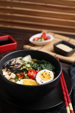 Masada servis edilen lezzetli vejetaryen ramen, yakından. Erişte çorbası.