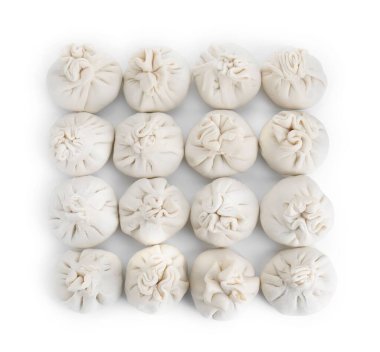 Birçok pişmemiş khinkali (hamur tatlısı) beyaz, üst görünümde izole edilir. Gürcistan mutfağı