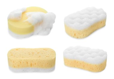 Beyaz üzerine izole edilmiş farklı sarı süngerler.