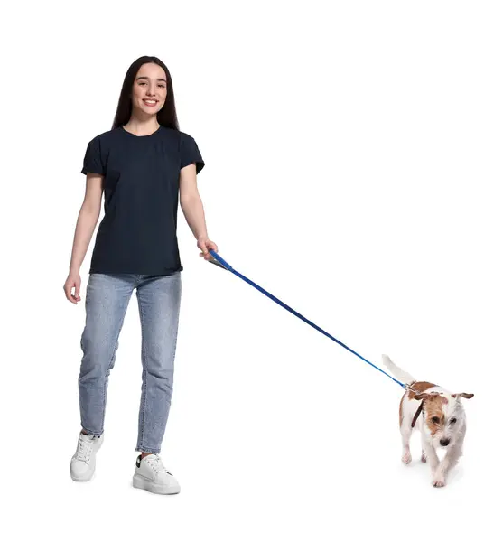 白い背景に犬と一緒に歩いている笑顔の女性 — ストック写真