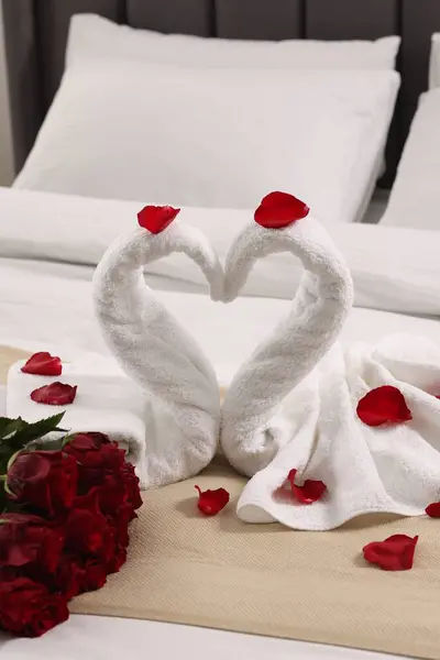Huwelijksreis Zwanen Gemaakt Van Handdoeken Mooie Rode Rozen Bed — Stockfoto