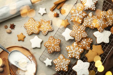 Tatlı Noel kurabiyeleri ve baharatlarla bezenmiş düz bir kompozisyon.