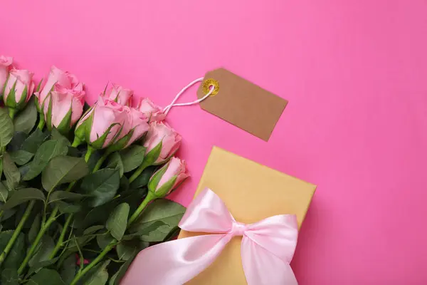 Feliz Dia Mãe Belas Rosas Com Etiqueta Caixa Presente Sobre — Fotografia de Stock
