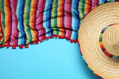 Meksika şapkası ve açık mavi arka planda renkli panço düz yatıyordu. Metin için boşluk