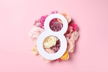 8 Mart tebrik kartı tasarımı açık pembe arka planda güzel güller, üst manzara