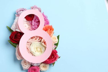 8 Mart tebrik kartı tasarımı açık mavi arka planda güzel güller, üst manzara. Metin için boşluk