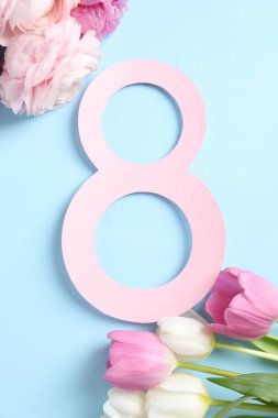 8 Mart tebrik kartı tasarımı açık mavi arka planda güzel çiçekler, üst manzara
