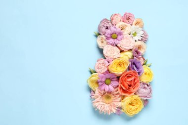 8 Mart tebrik kartı tasarımı açık mavi arka planda güzel çiçeklerle yapıldı, üst manzara. Metin için boşluk