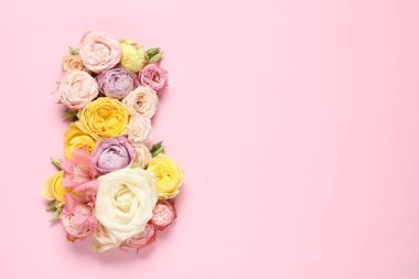8 Mart 'ta pembe arka planda güzel çiçeklerle yapılmış tebrik kartı tasarımı, üst manzara. Metin için boşluk