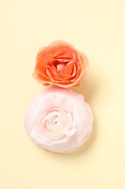 8 Mart tebrik kartı tasarımı açık sarı arka planda güzel çiçeklerle yapıldı, üst manzara