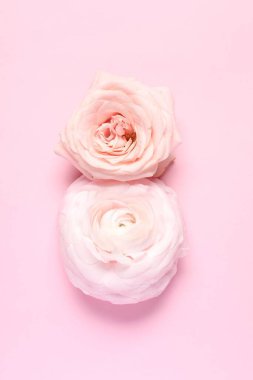 8 Mart 'ta pembe arka planda güzel çiçeklerle yapılmış tebrik kartı tasarımı.