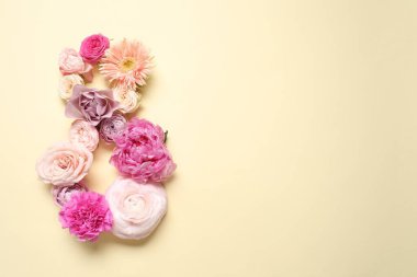 8 Mart tebrik kartı tasarımı açık sarı arka planda güzel çiçeklerle yapılmış, üst manzara. Metin için boşluk