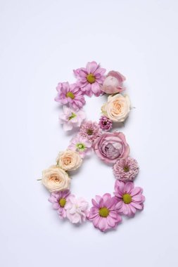 8 Mart tebrik kartı tasarımı beyaz arka planda güzel çiçekler, üst manzara