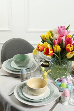 Paskalya kutlaması. Güzel çiçekli ve boyalı yumurtalı şenlik masası.