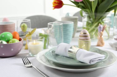 Paskalya kutlaması. Boyalı yumurtalarla şenlik masası.