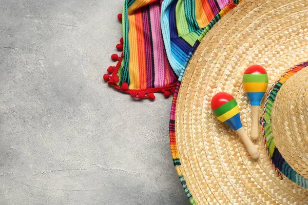 Chapéu Sombrero Mexicano Maracas Poncho Colorido Sobre Fundo Cinza Texturizado — Fotografia de Stock