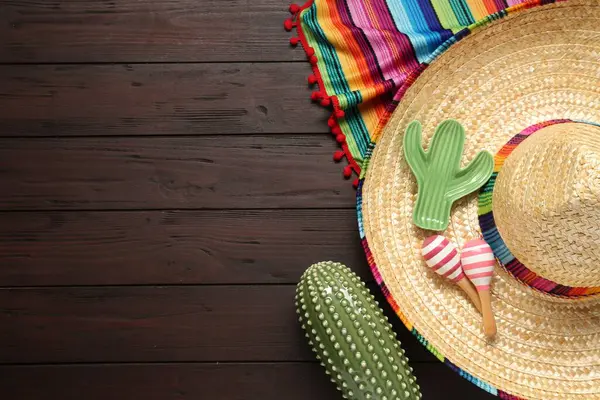Chapéu Sombrero Mexicano Maracas Cactos Brinquedo Poncho Colorido Sobre Fundo — Fotografia de Stock
