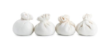 Pişmemiş khinkali (hamur tatlısı) beyaz üzerine izole edilmiş. Gürcistan mutfağı