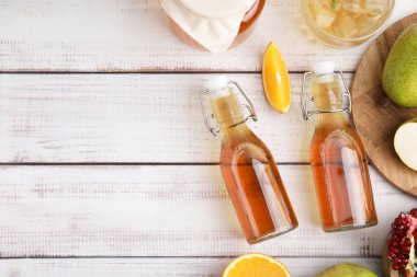 Lezzetli kombu çayı ve beyaz ahşap masada taze meyveler. Metin için boşluk