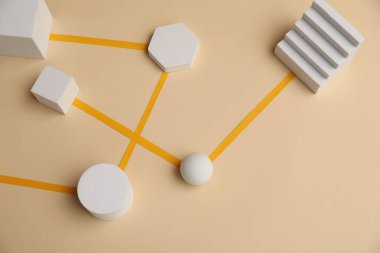 İş süreci organizasyonu ve optimizasyonu. Bej arkaplan üzerinde geometrik şekiller ile şema, üst görünüm